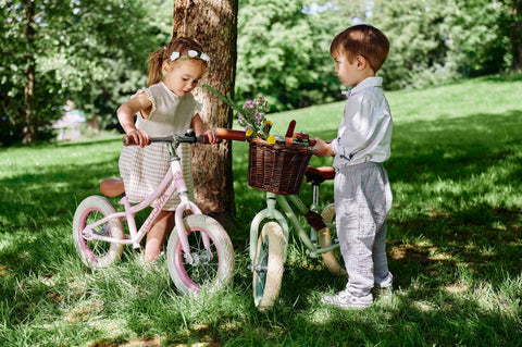 Set coș, buzunar și claxon vintage pentru bicicletele de echilibru retro de la Hudora