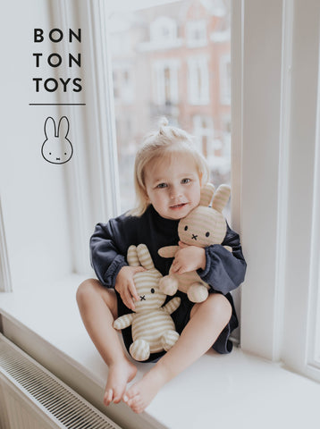 Miffy sitting bumbac organic crem cu dungi aurii , 23 cm
