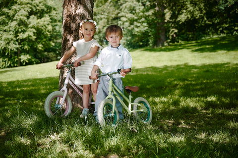 Bicicletă de echilibru retro verde cu cos, buzunar si claxon vintage