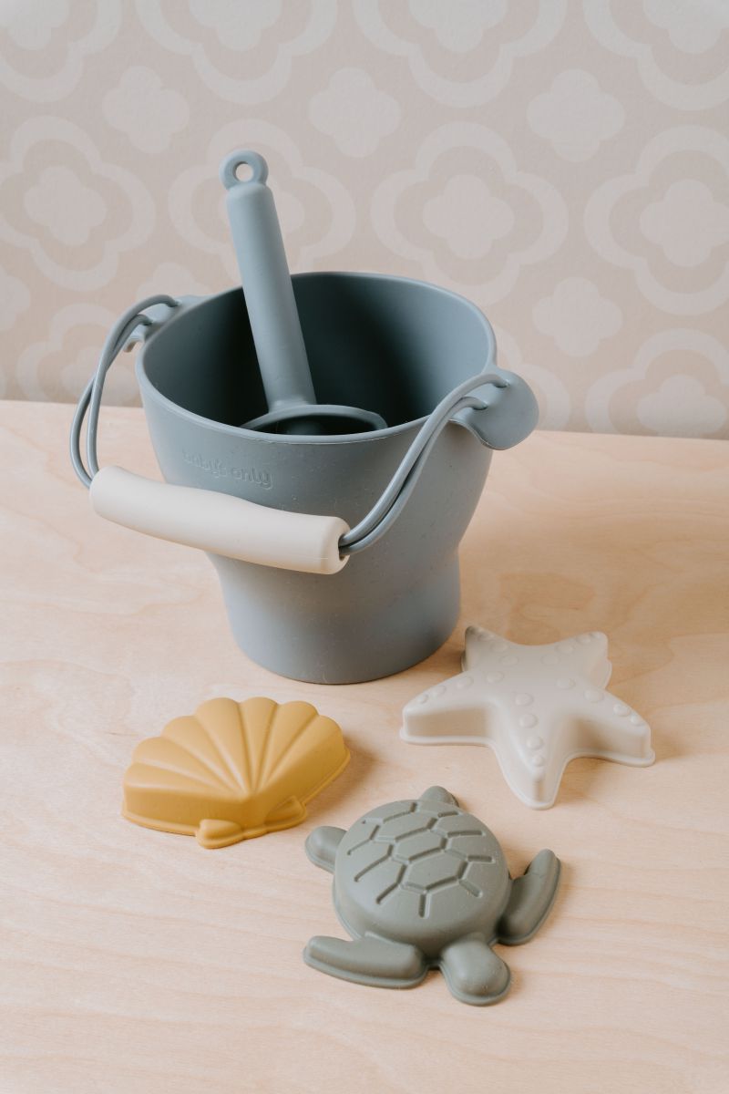 Găletușă gri din silicon cu accesorii pentru nisip